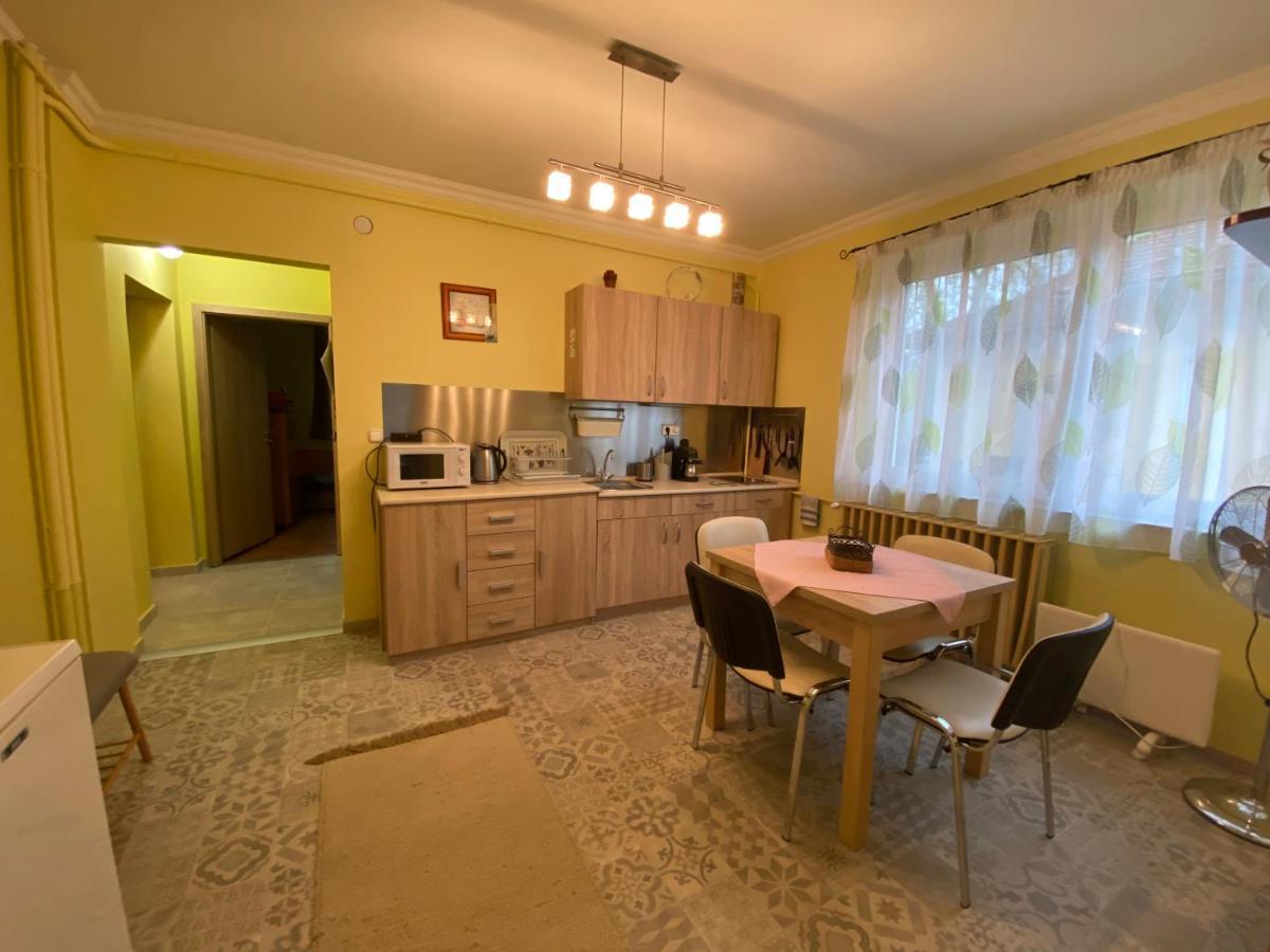 Eszter Apartman เอ็กเกอร์ ภายนอก รูปภาพ
