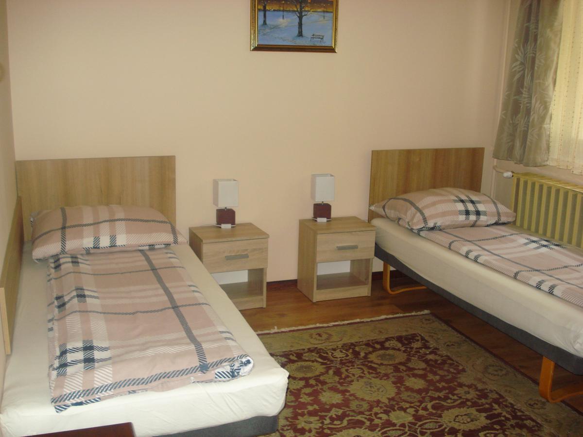 Eszter Apartman เอ็กเกอร์ ภายนอก รูปภาพ