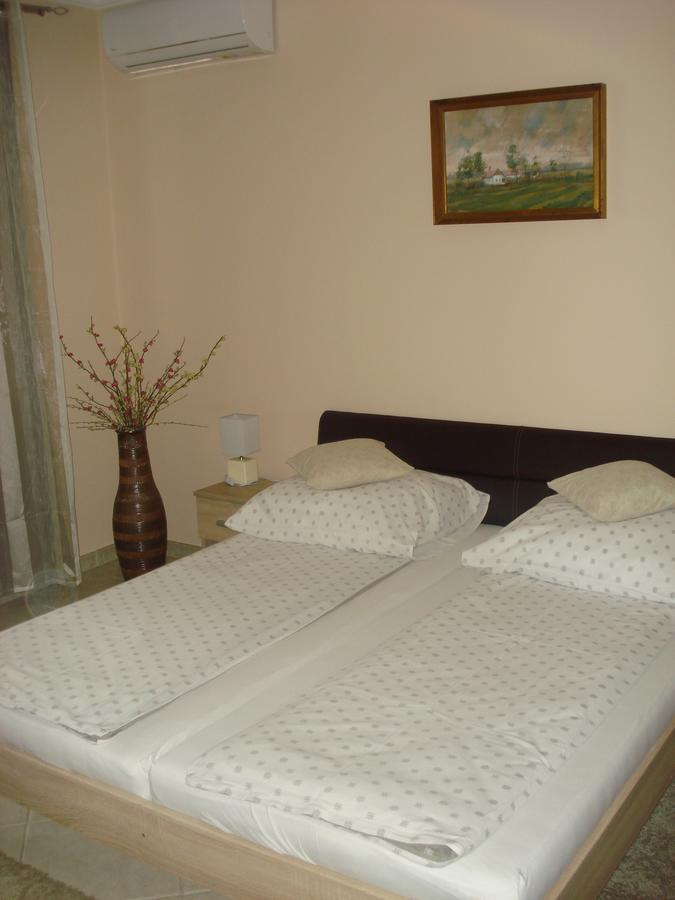 Eszter Apartman เอ็กเกอร์ ภายนอก รูปภาพ